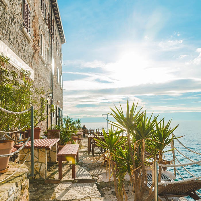 Restaurant mit Sonnenterrasse mit Blick auf das Meer