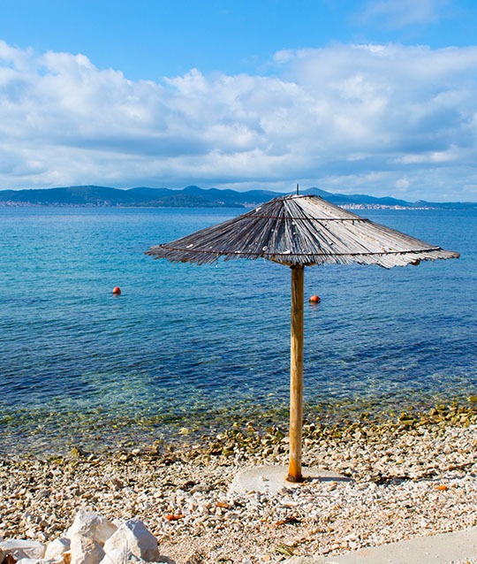 Wunderschöner Strand mit tiefblauen Wasser